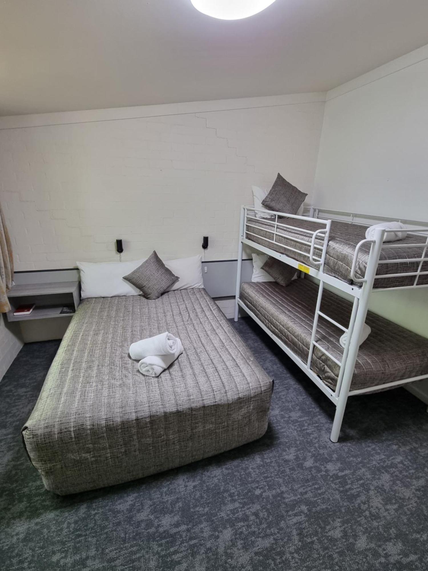 Y Motels Yarraman Extérieur photo